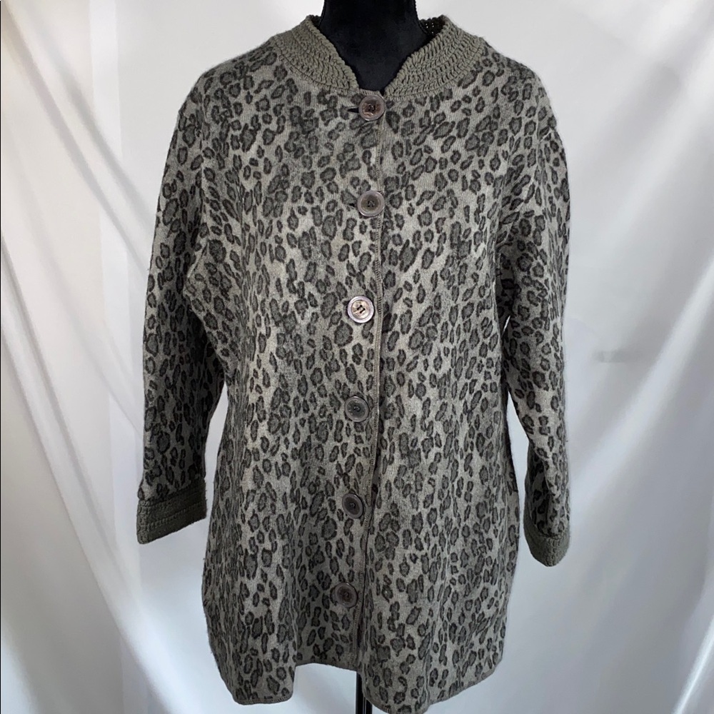 JH Collectibles Woman Gray Animal Print Wool Cardigan